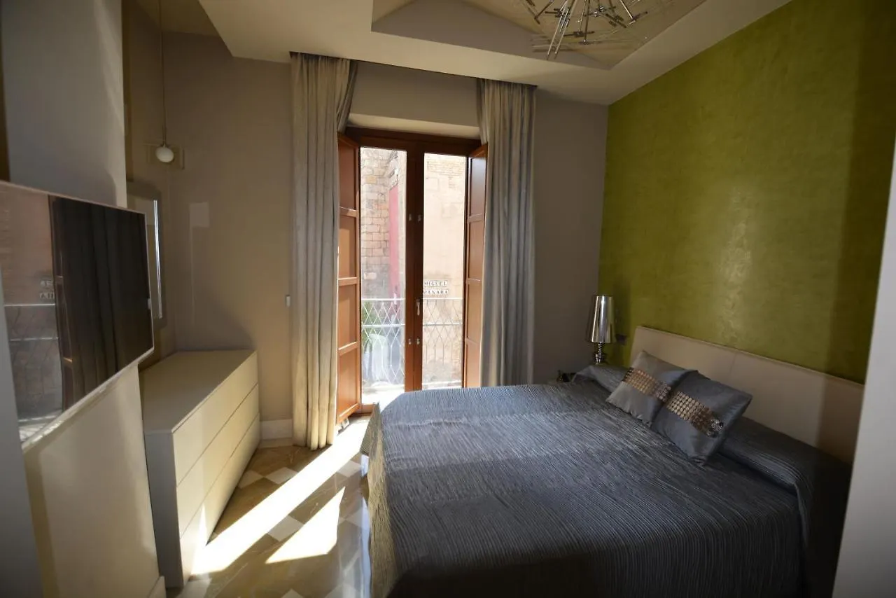 Luxury Apartment With Views To Alcazar, Cathedral And Giralda. Seville