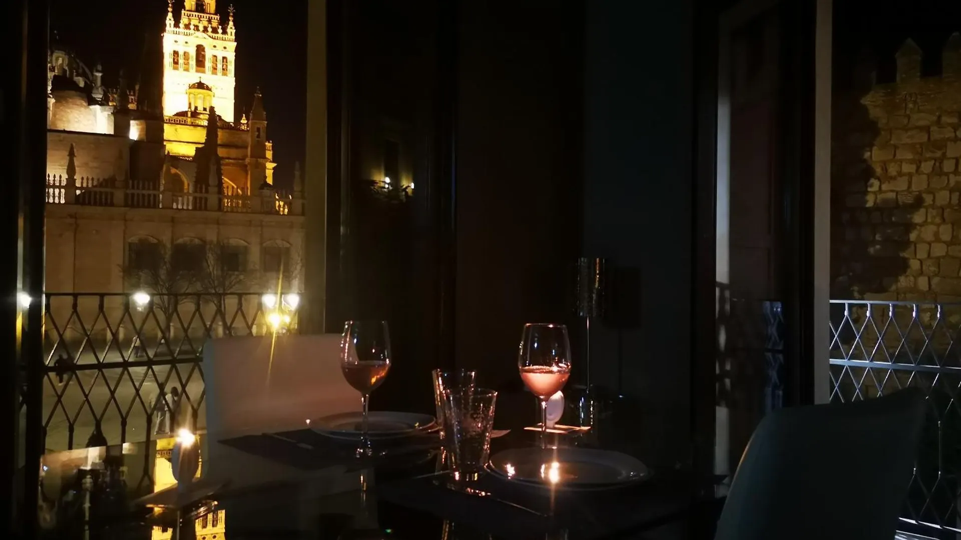 Luxury Apartment With Views To Alcazar, Cathedral And Giralda. Seville Spain